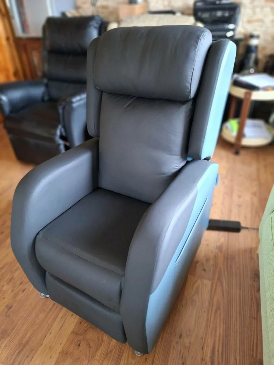 Homecare medical riser recliner electric armchair - Image 1