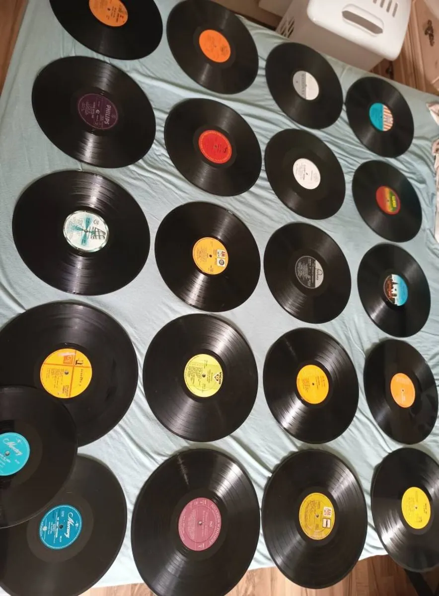 21 Loose Vintage Vinyl Records - Image 1