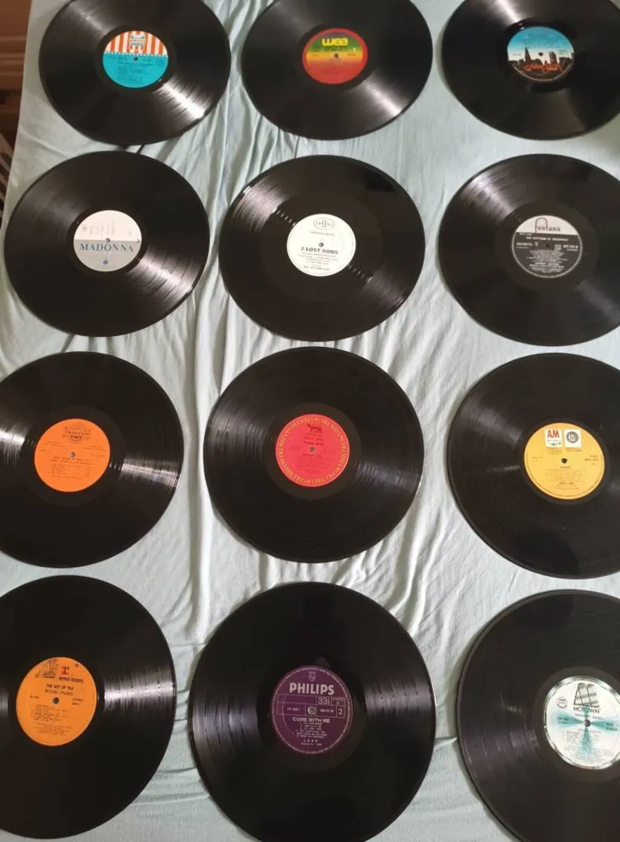 21 Loose Vintage Vinyl Records - Image 2