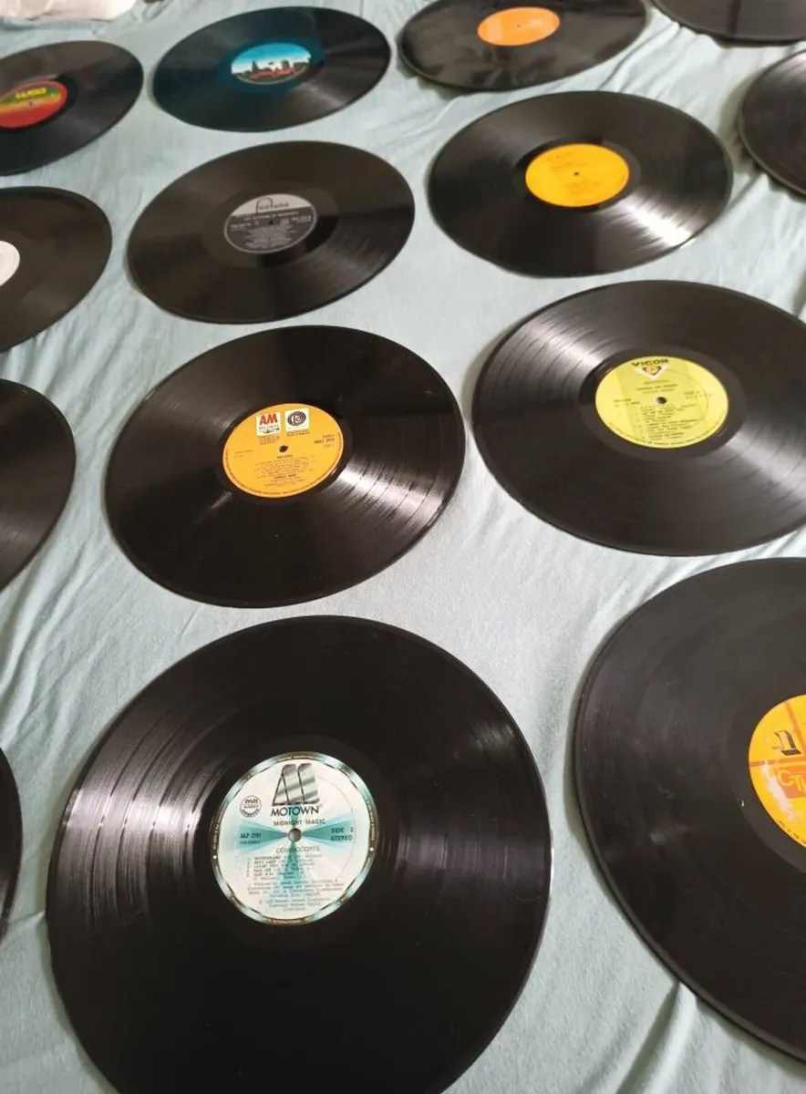 21 Loose Vintage Vinyl Records - Image 3