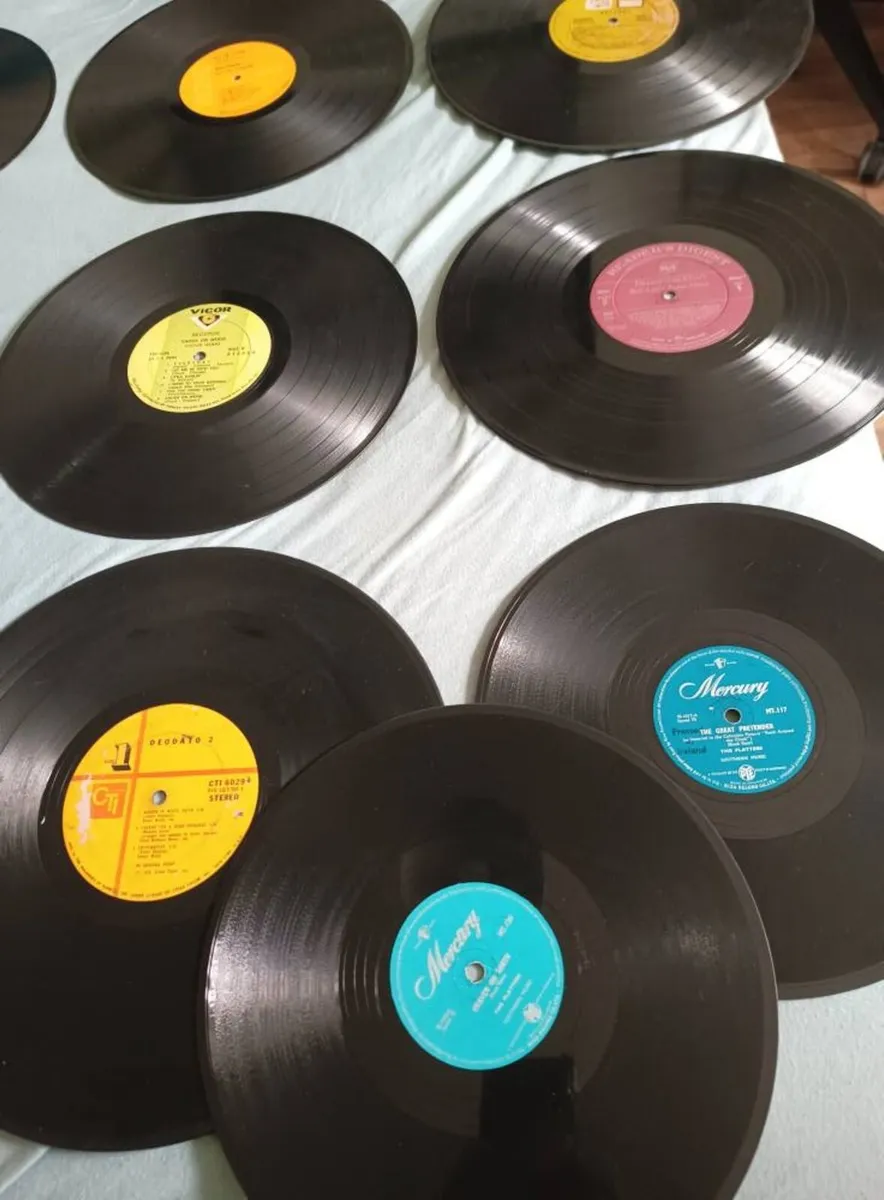 21 Loose Vintage Vinyl Records - Image 4