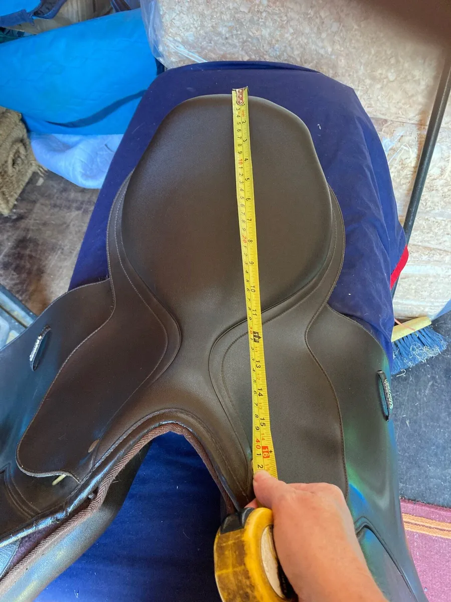 Wintec jump saddle - Image 3