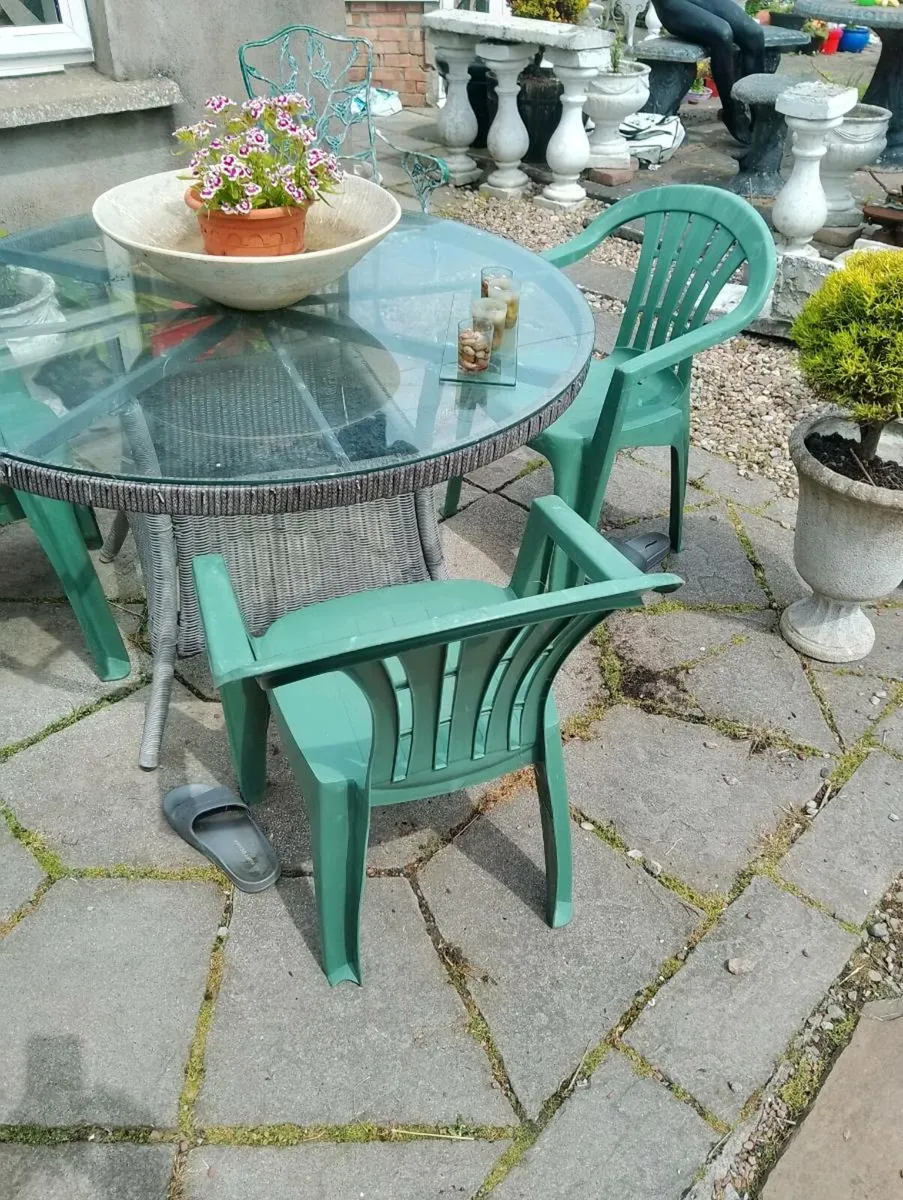 Garden table and 3 chairs - Image 1
