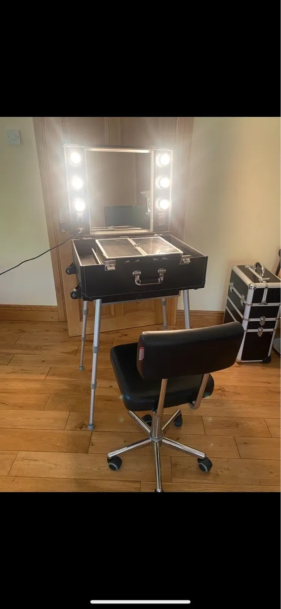 Makeup Artist/Hair/Personal - Image 1