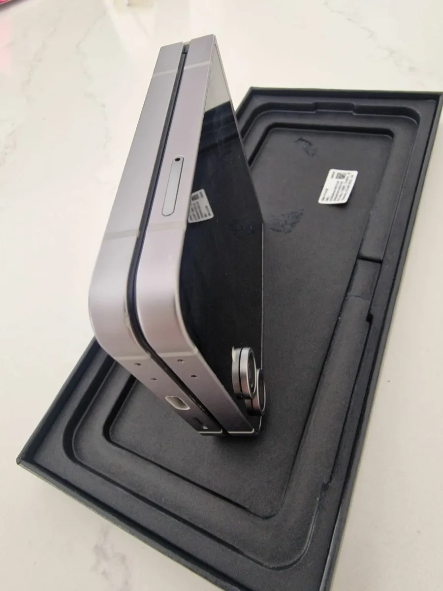 GALAXY Z FLIP6 - Image 2