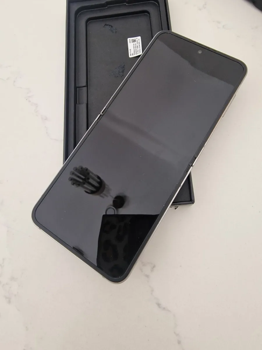 GALAXY Z FLIP6 - Image 1