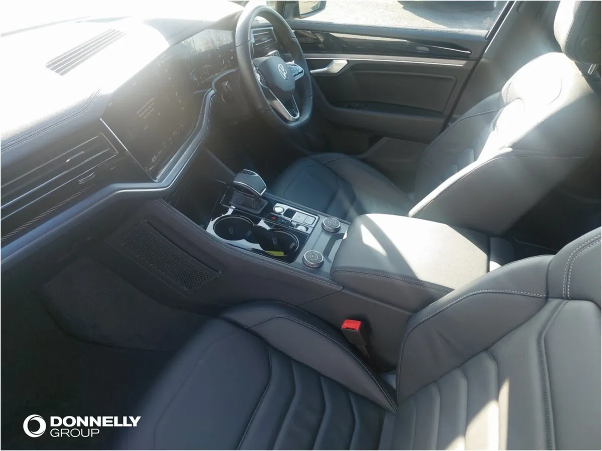 Volkswagen Touareg Diesel Estate Black Edition - Image 2