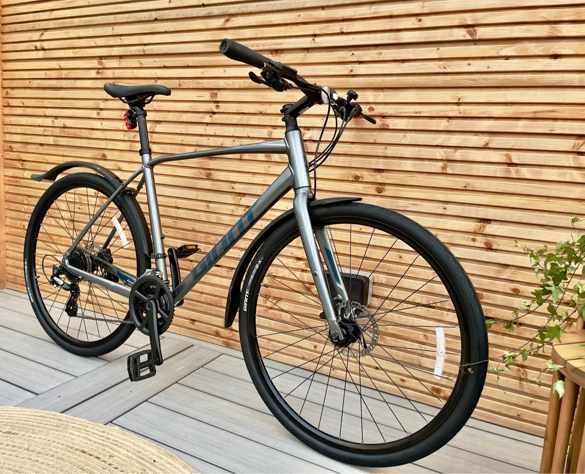 Giant Escape 2 Disc Hybrid bike | Like new - Image 1