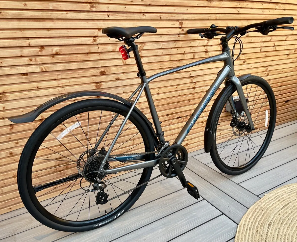 Giant Escape 2 Disc Hybrid bike | Like new - Image 3