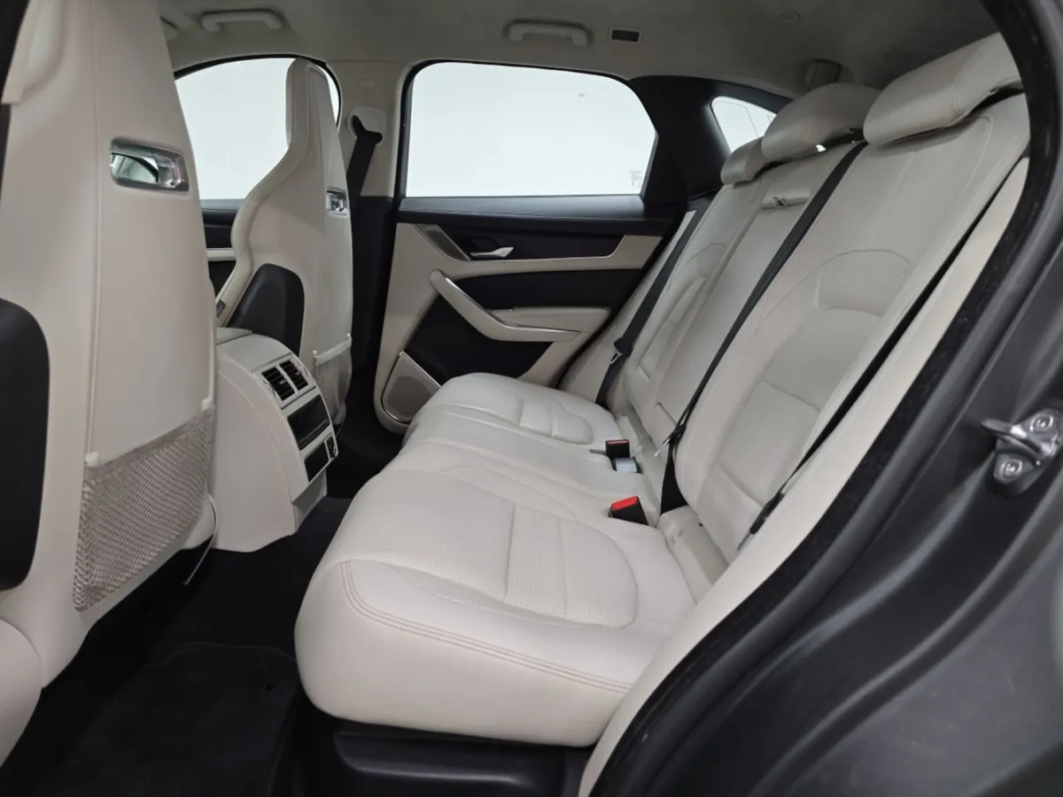 Jaguar F-pace F-Pace Estate R-Dynamic HSE - Image 4