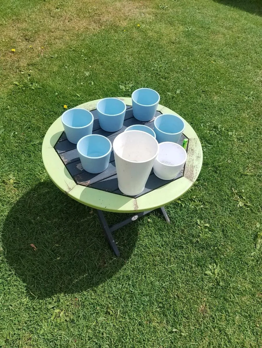 Collection of flowerpots - Image 1