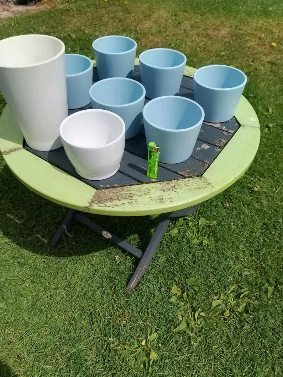 Collection of flowerpots - Image 2