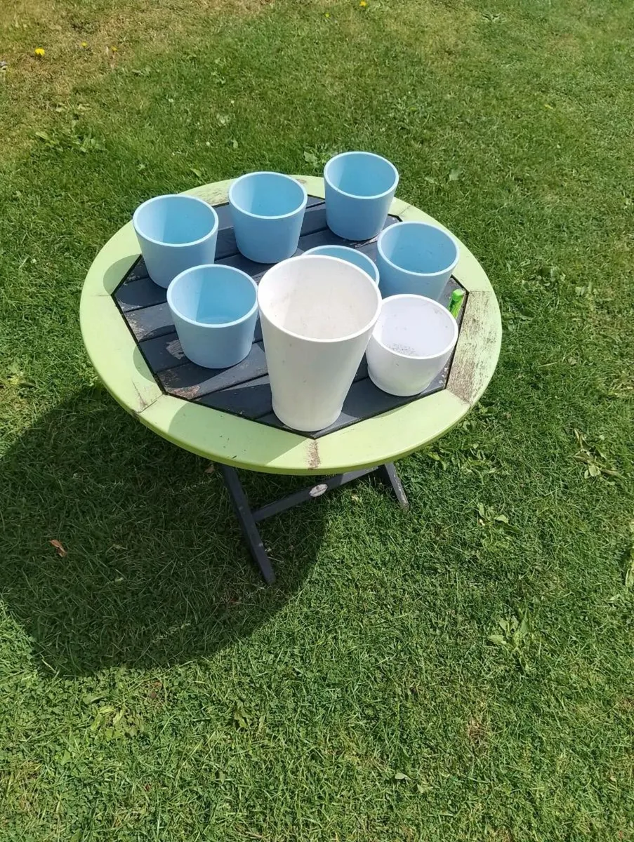 Collection of flowerpots - Image 3