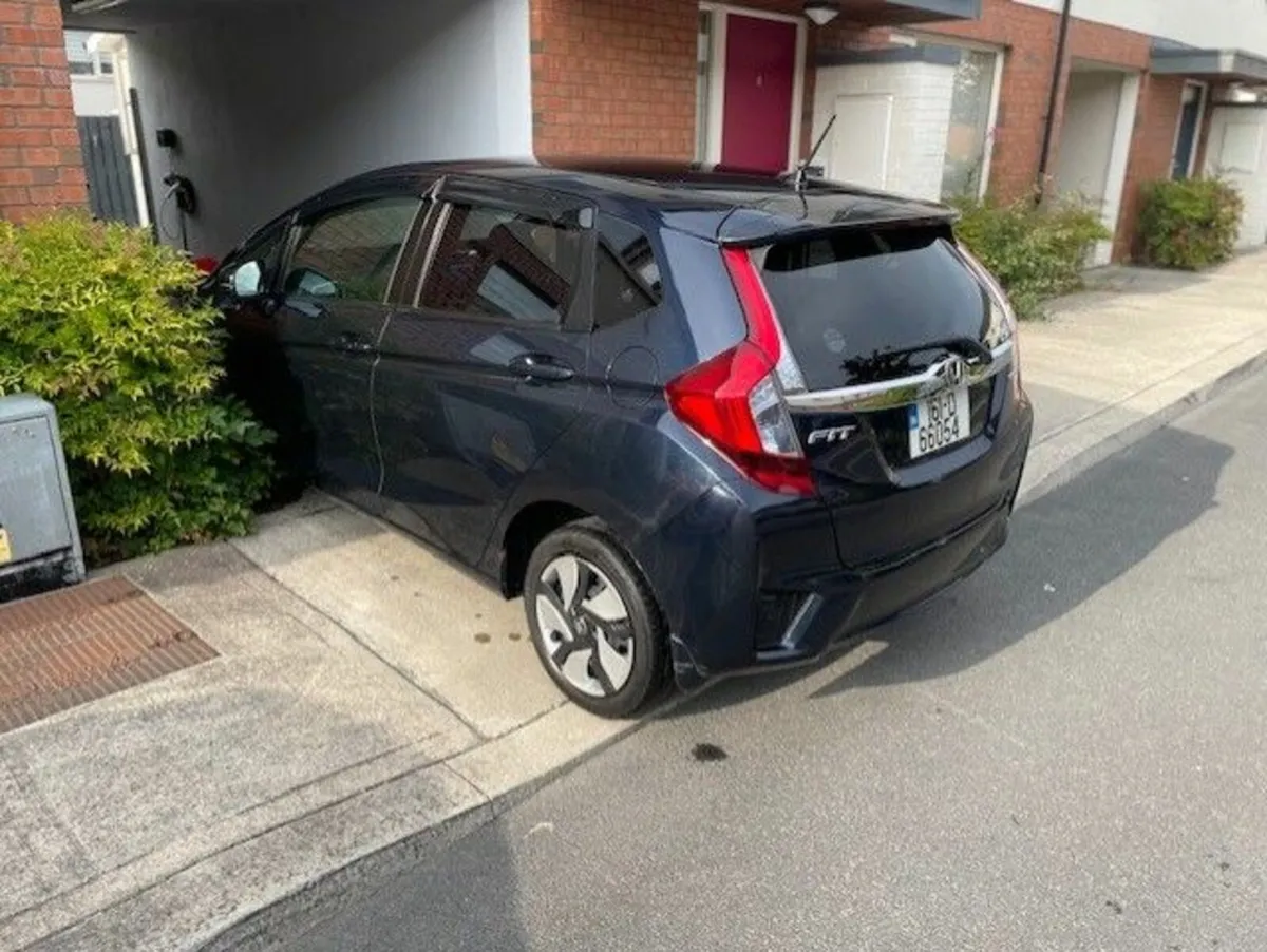 Honda Fit 2016 Hybrid - (Leather Package) - Image 3