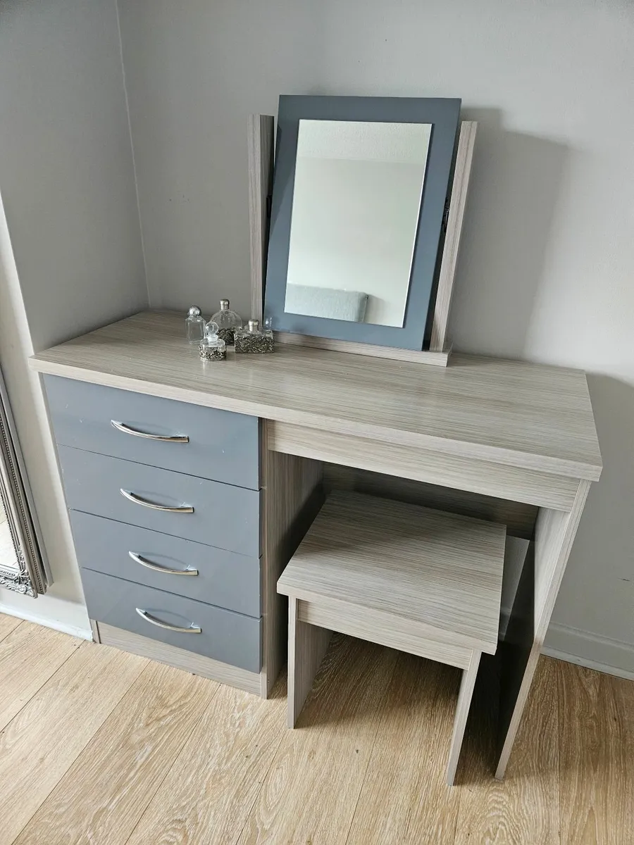 Dressing table - Image 1