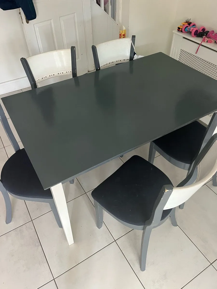 Table and chairs - Image 1