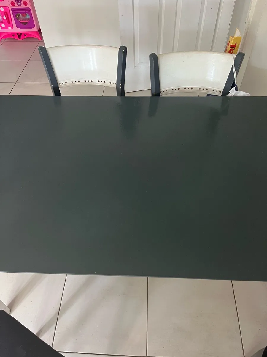 Table and chairs - Image 2
