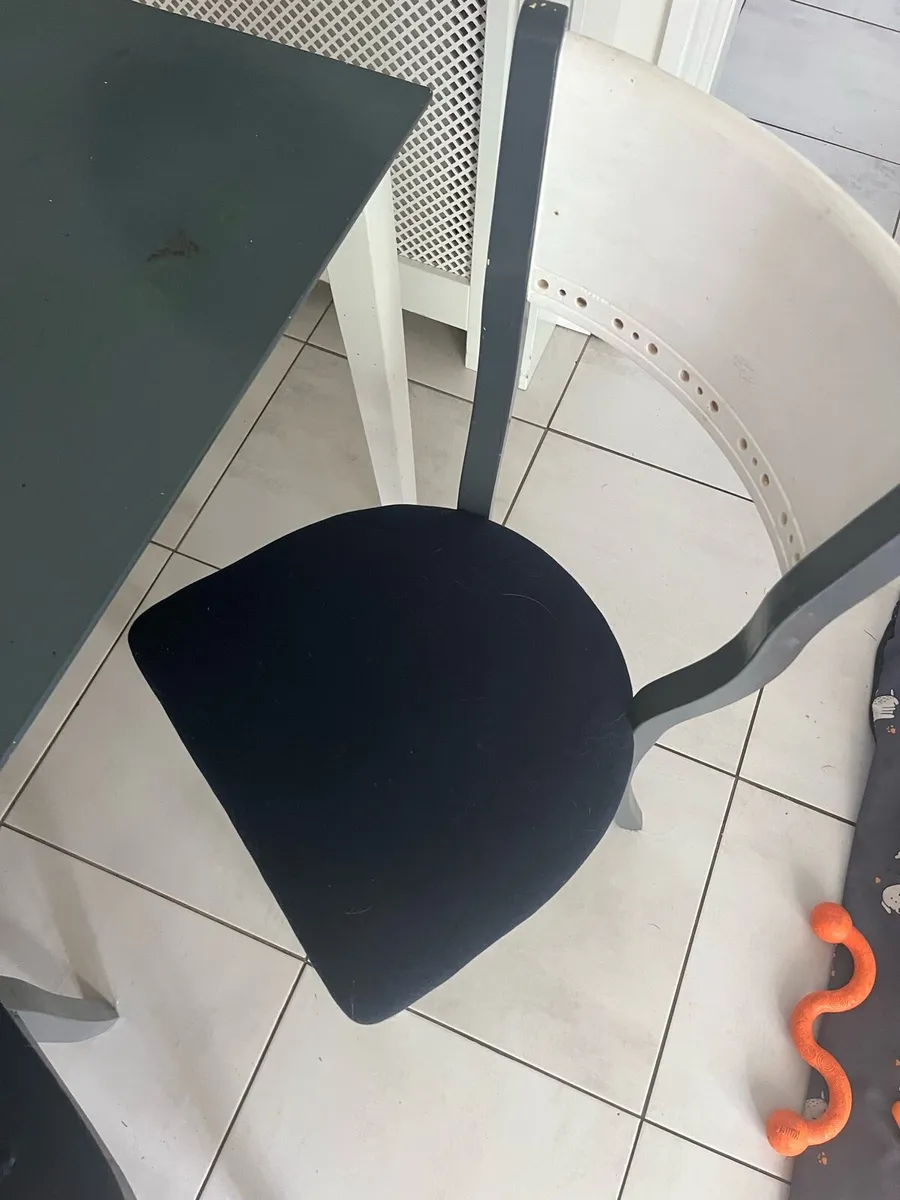 Table and chairs - Image 3