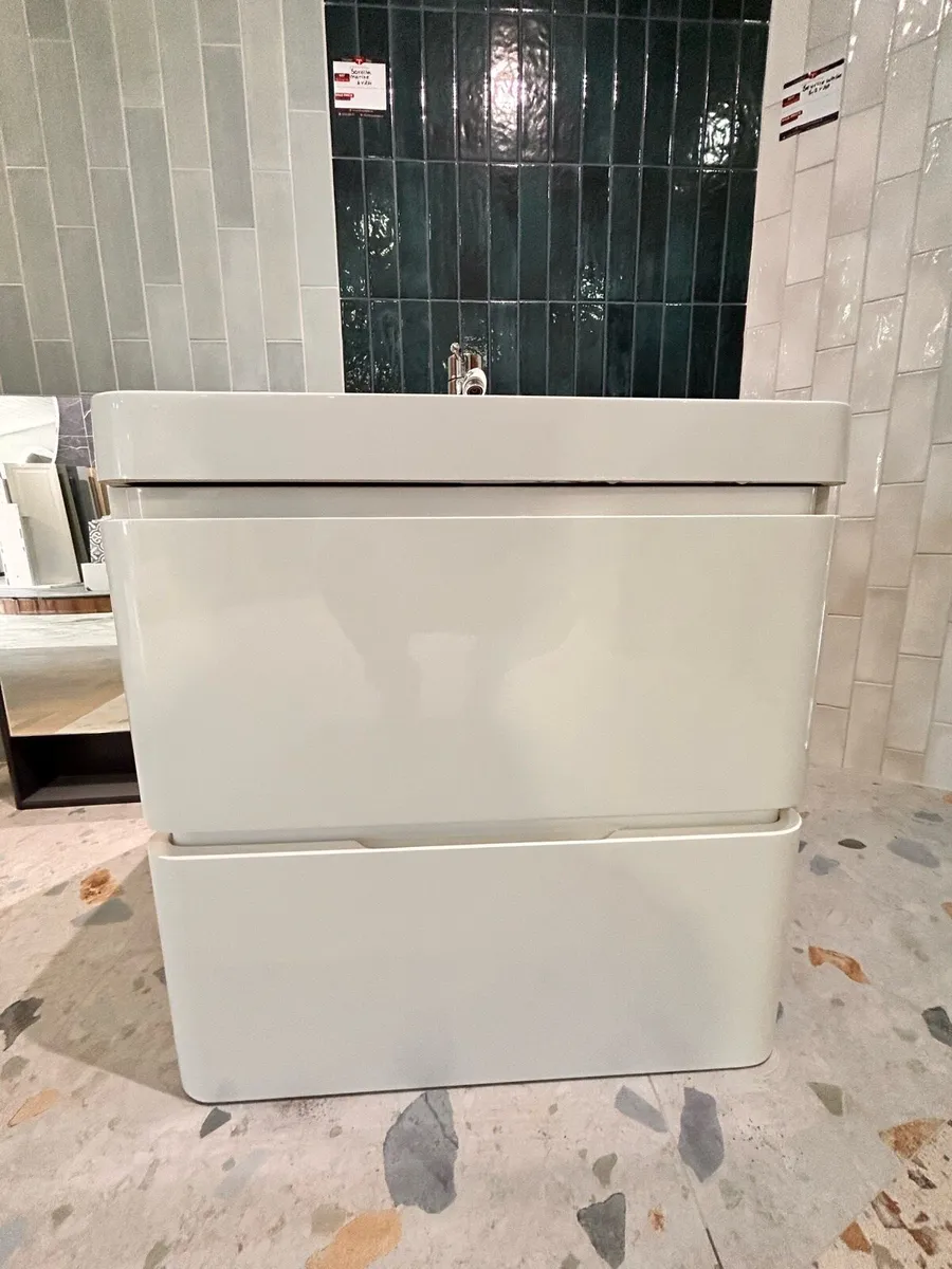 Curved white wall hung vanity - Image 1