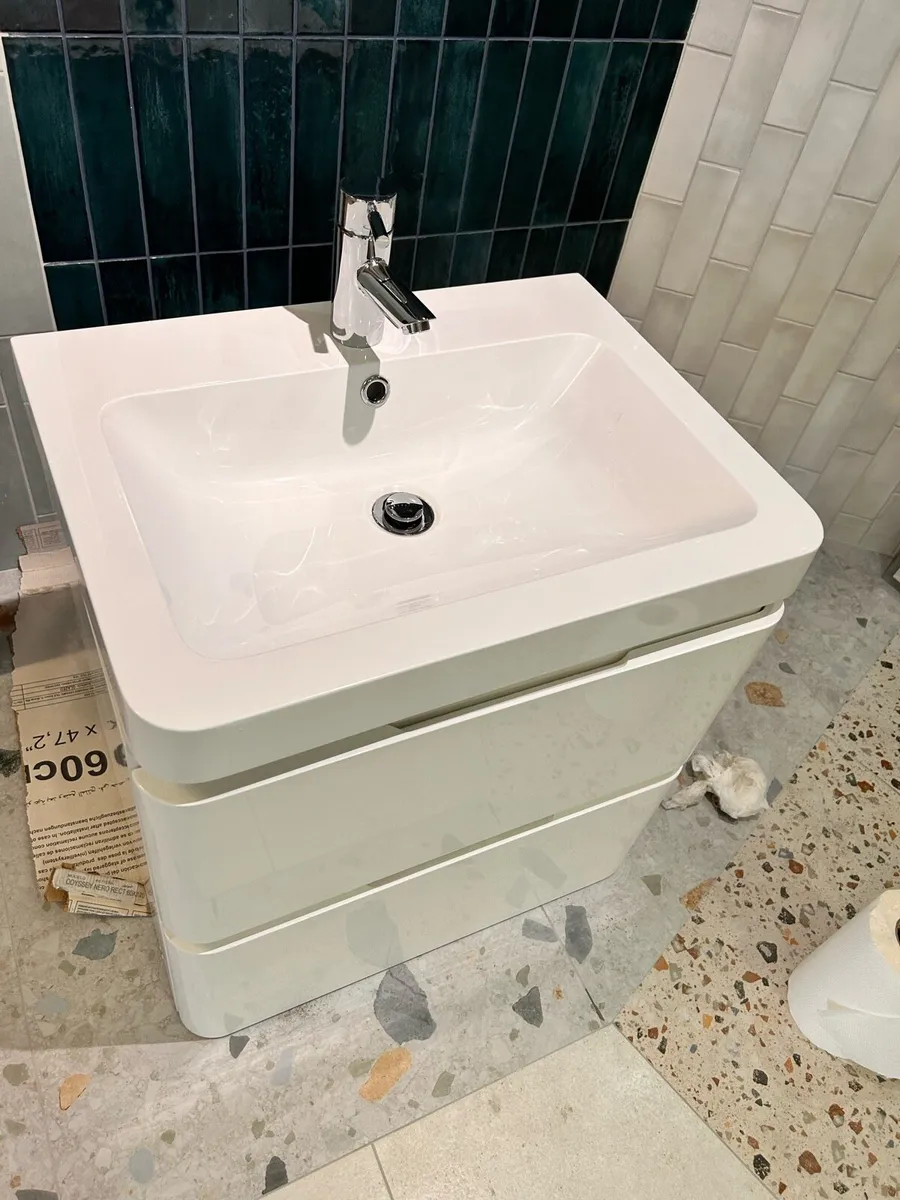 Curved white wall hung vanity - Image 2