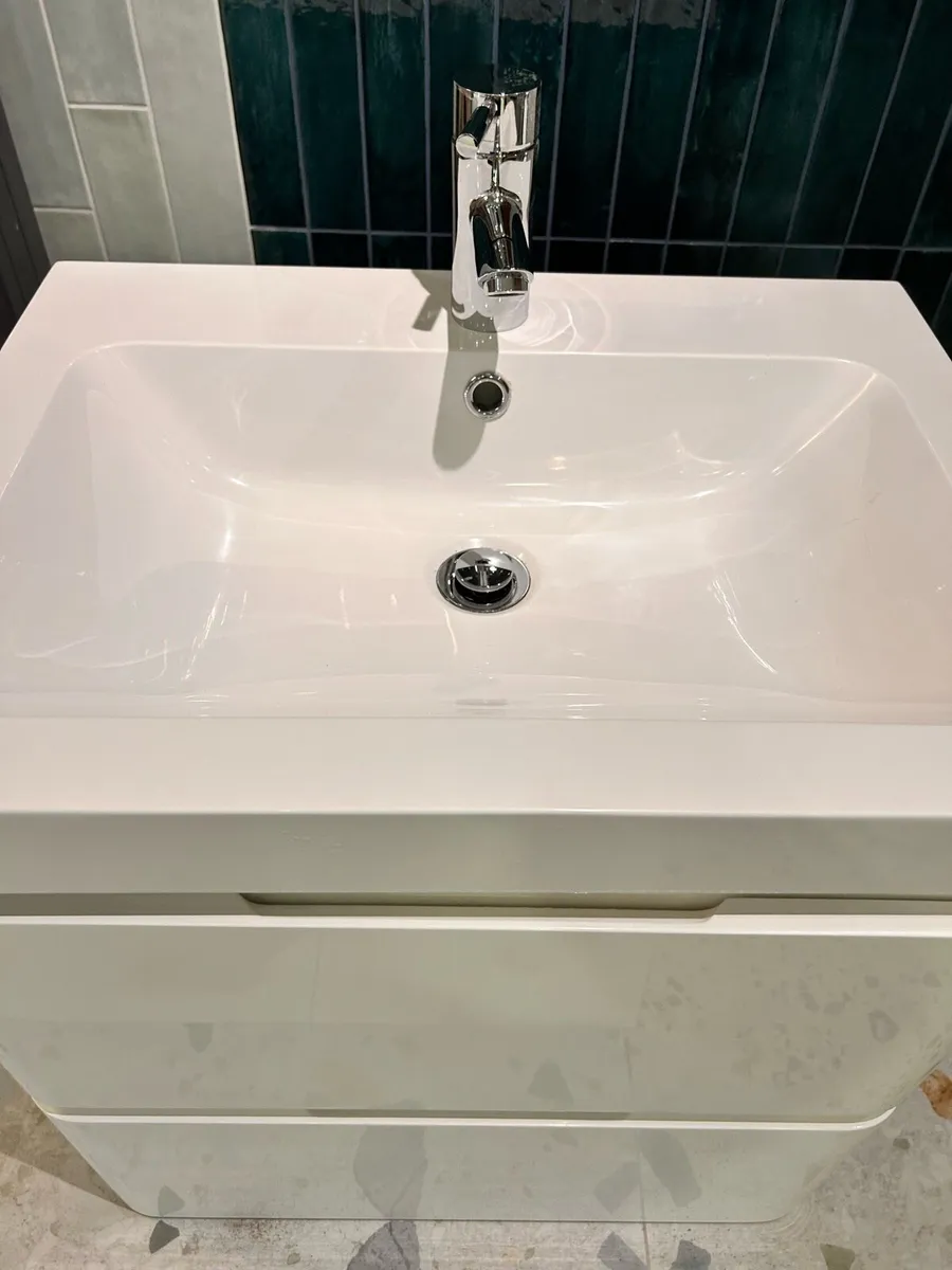 Curved white wall hung vanity - Image 4