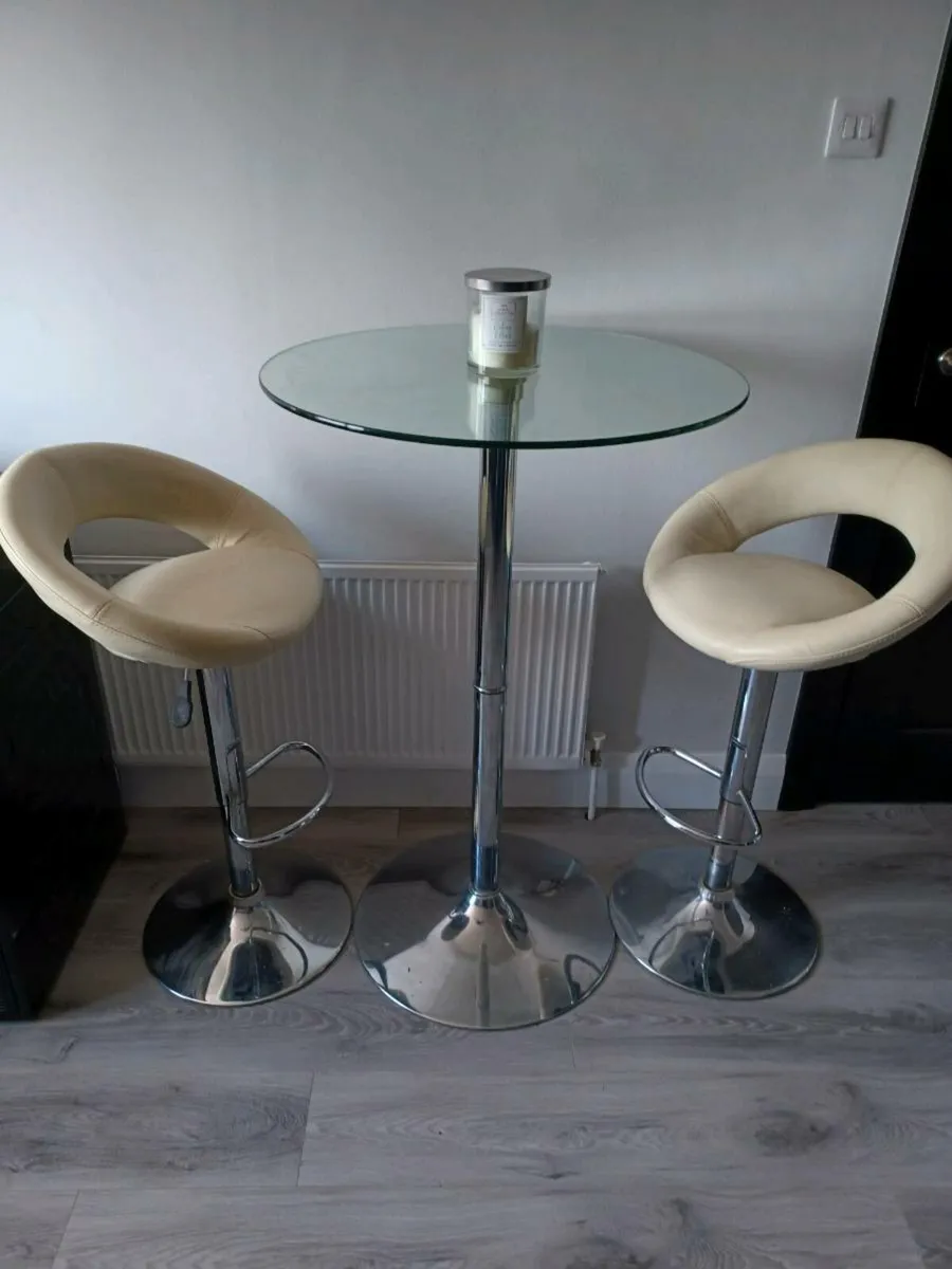 Tall Glass Table and 2 Cream Bar Stools - Image 3