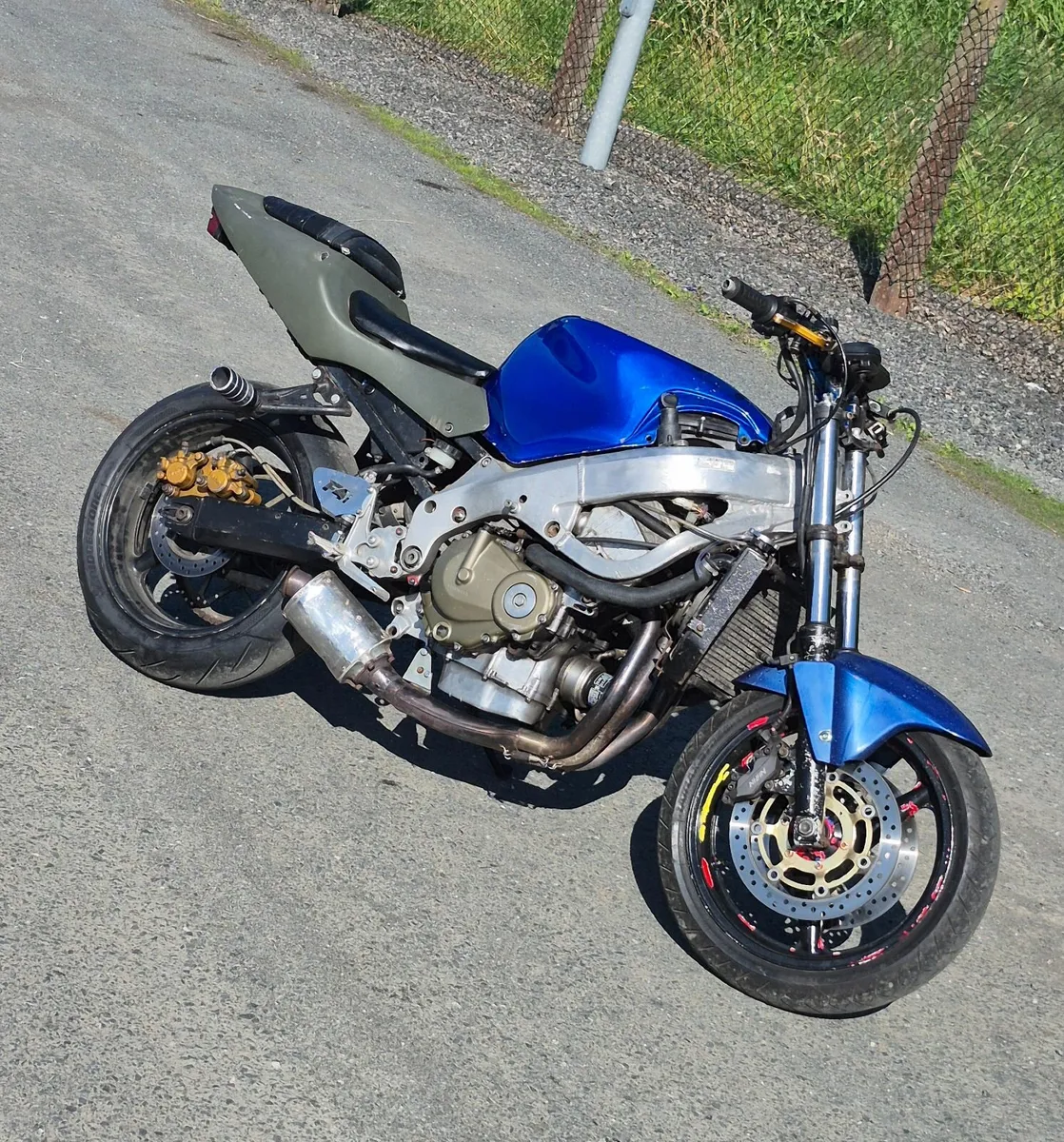 *Honda CBR F4i stunt bike* - Image 1