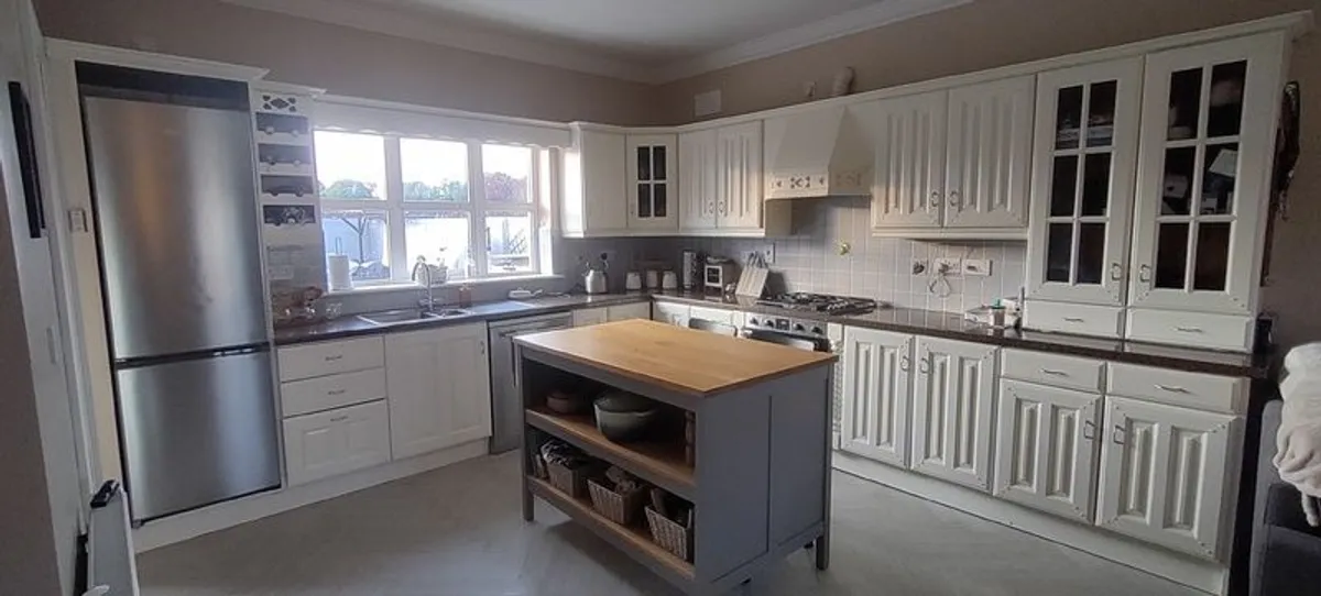 Kitchen Presses & Appliances - Image 1