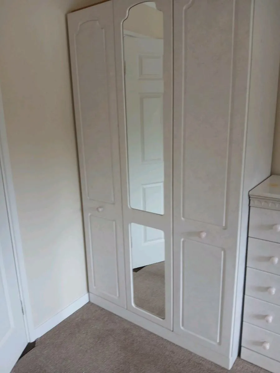 Bedroom furniture - Image 1