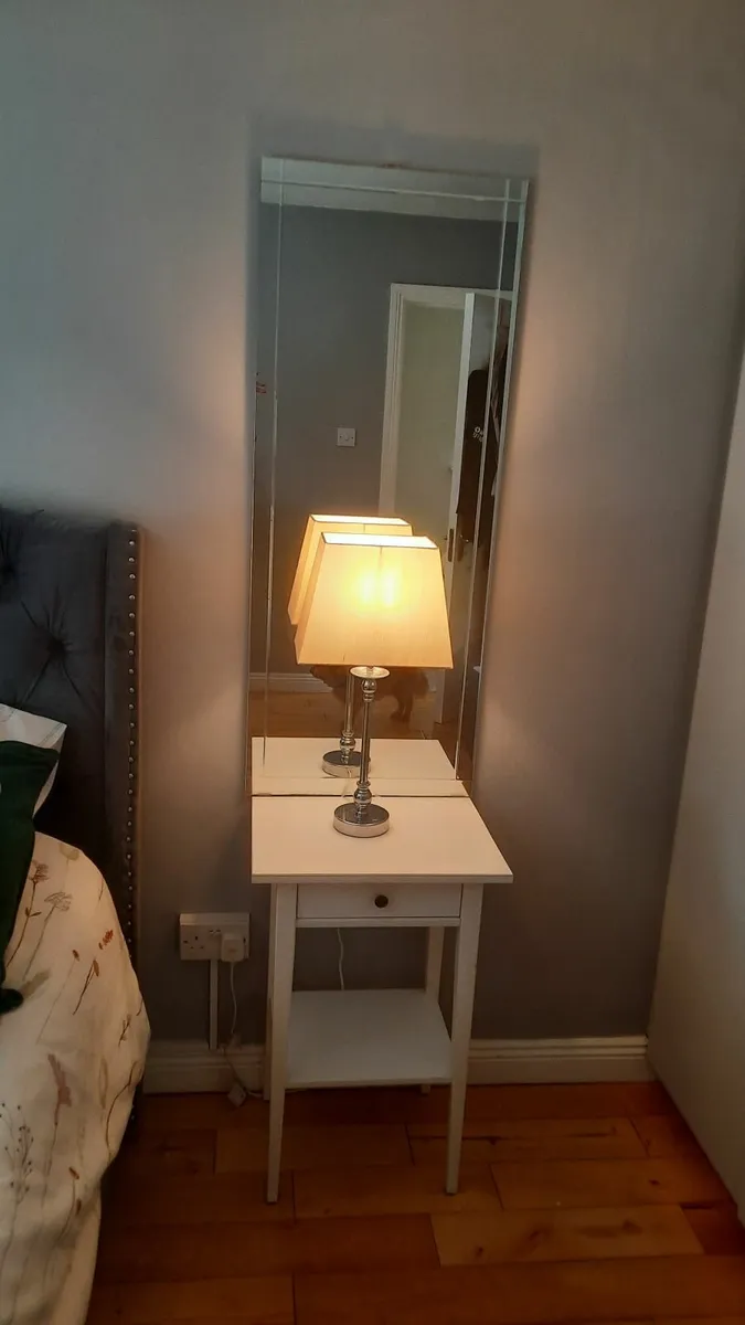 2 x lockers, 2 x Mirrors, 2 x grey lamps - Image 1
