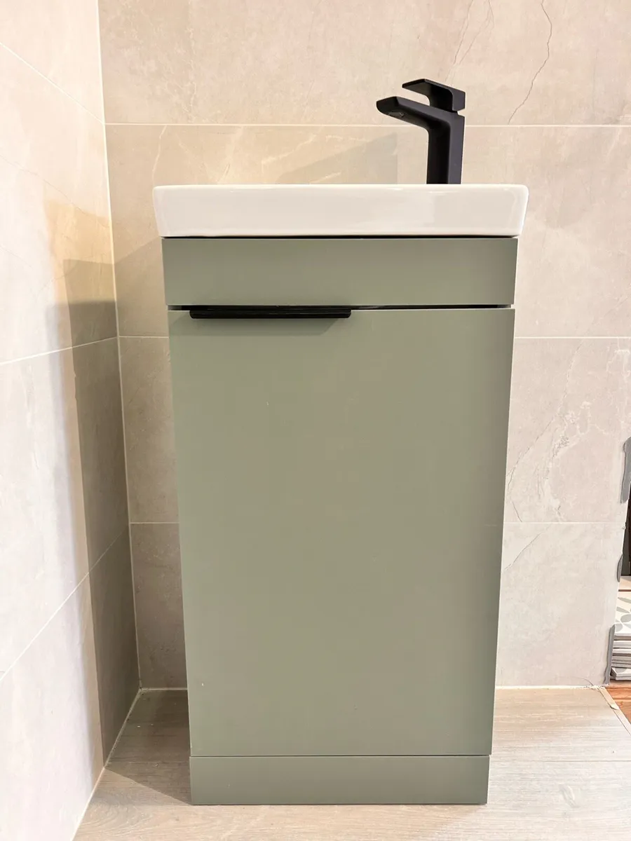 Bathroom unit - Image 3