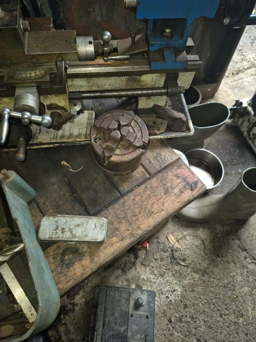 Small lathe - Image 1