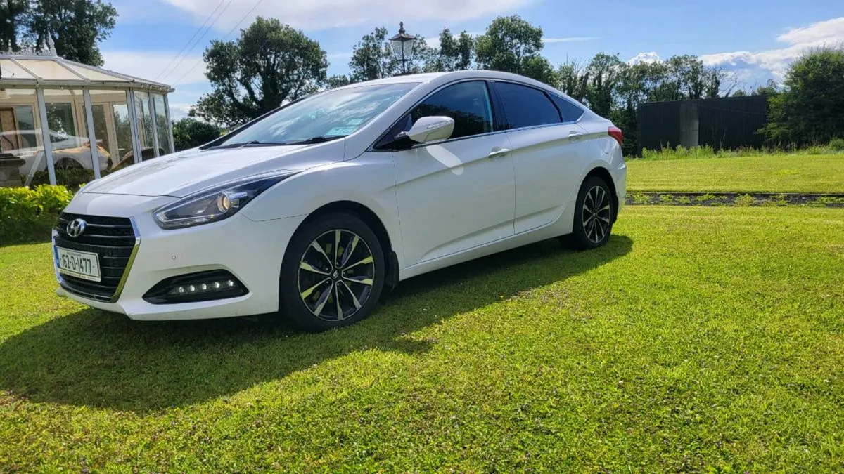 2016 Hyundia i40 Executive model 1.7 diseal Saloon - Image 1