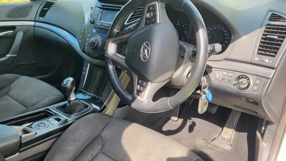 2016 Hyundia i40 Executive model 1.7 diseal Saloon - Image 4