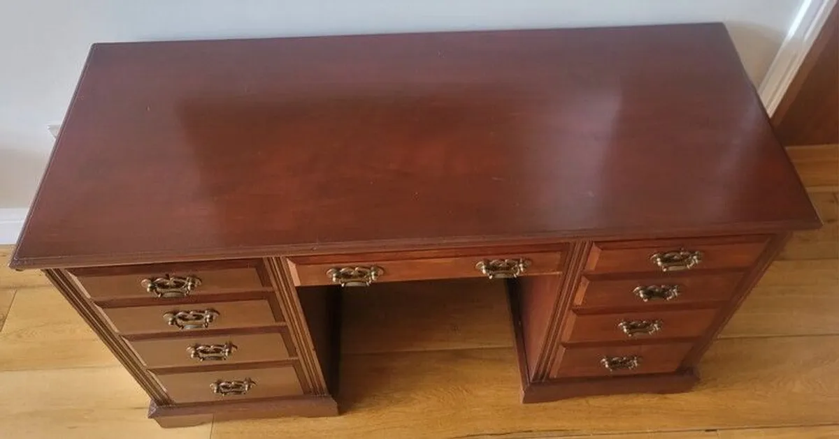 Elegant Antique Mahogany Kneehole Desk - Image 3