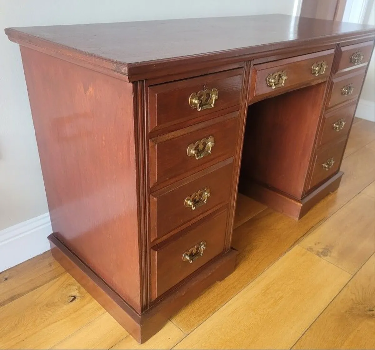 Elegant Antique Mahogany Kneehole Desk - Image 4