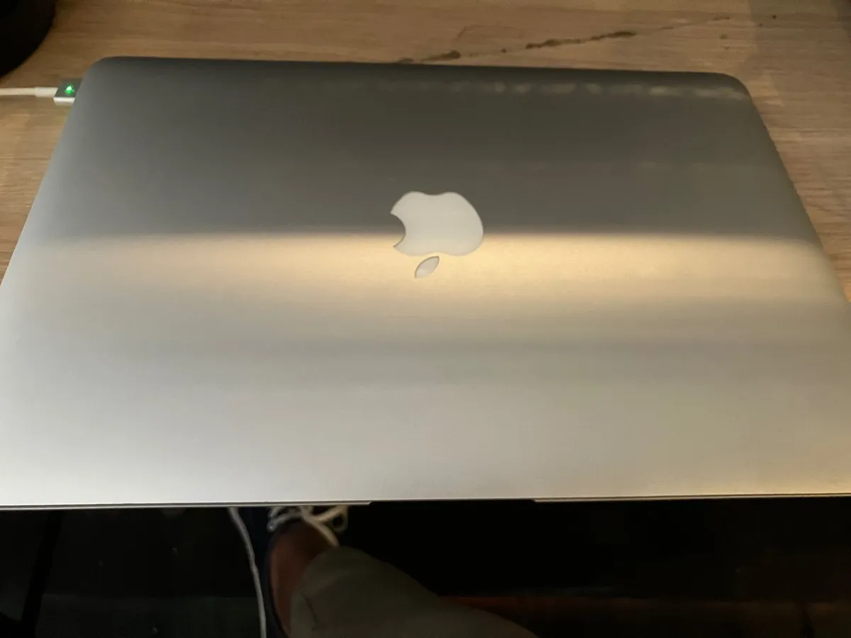 Apple Macbook Air 2017 - Image 2