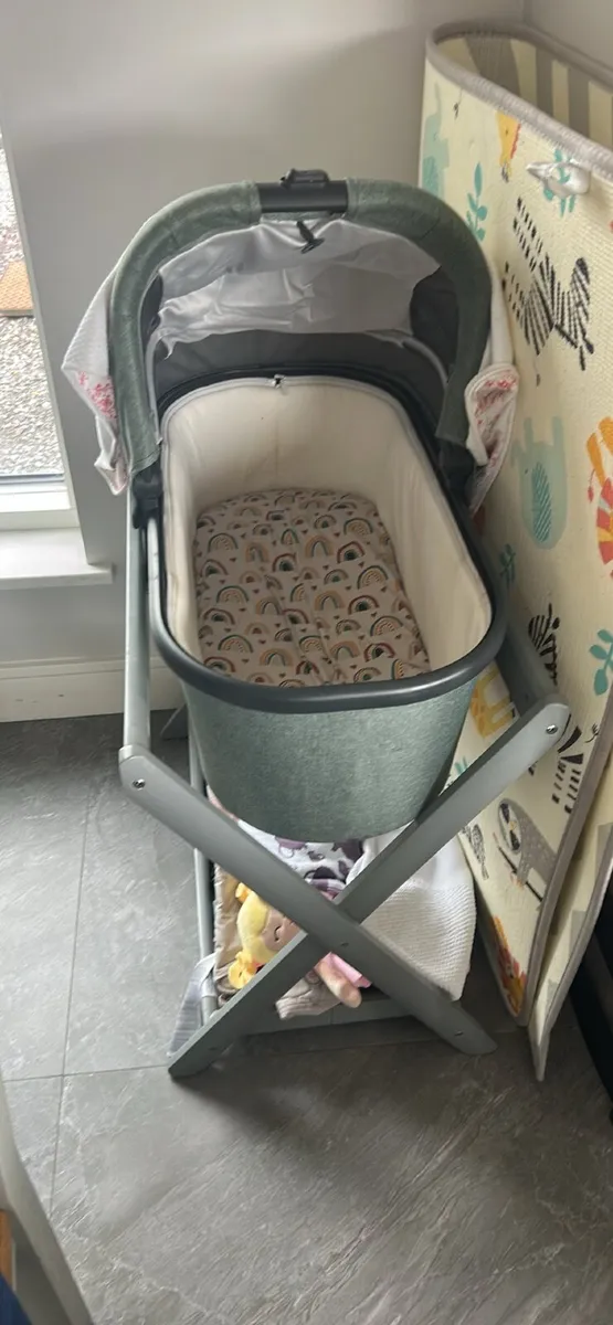 Bassinet stand - Image 1