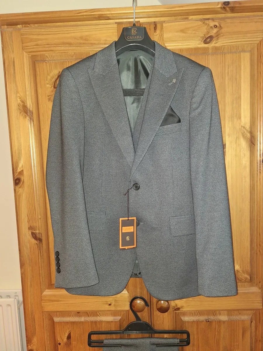 Casaba Mens 3 Piece Suit - Image 1