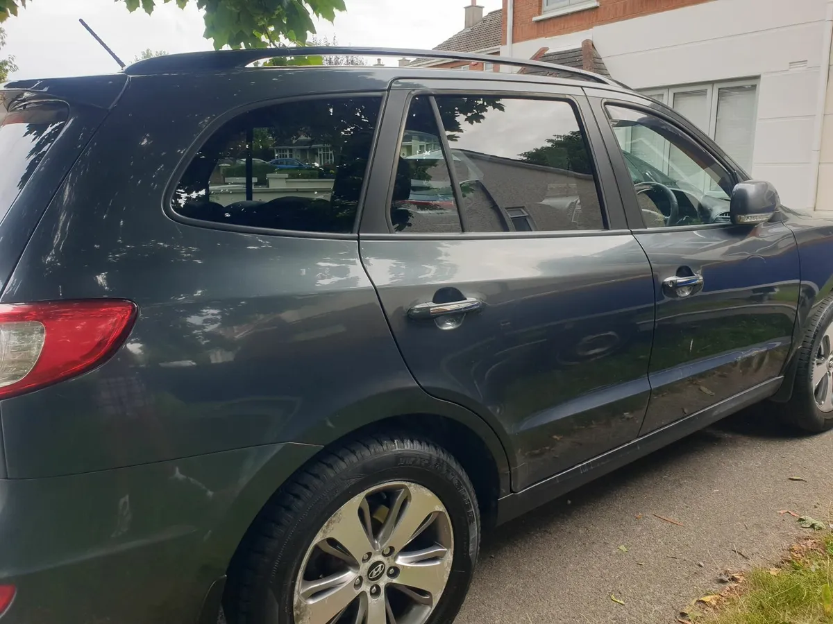 Hyundai Santa Fe 2012 - Image 2