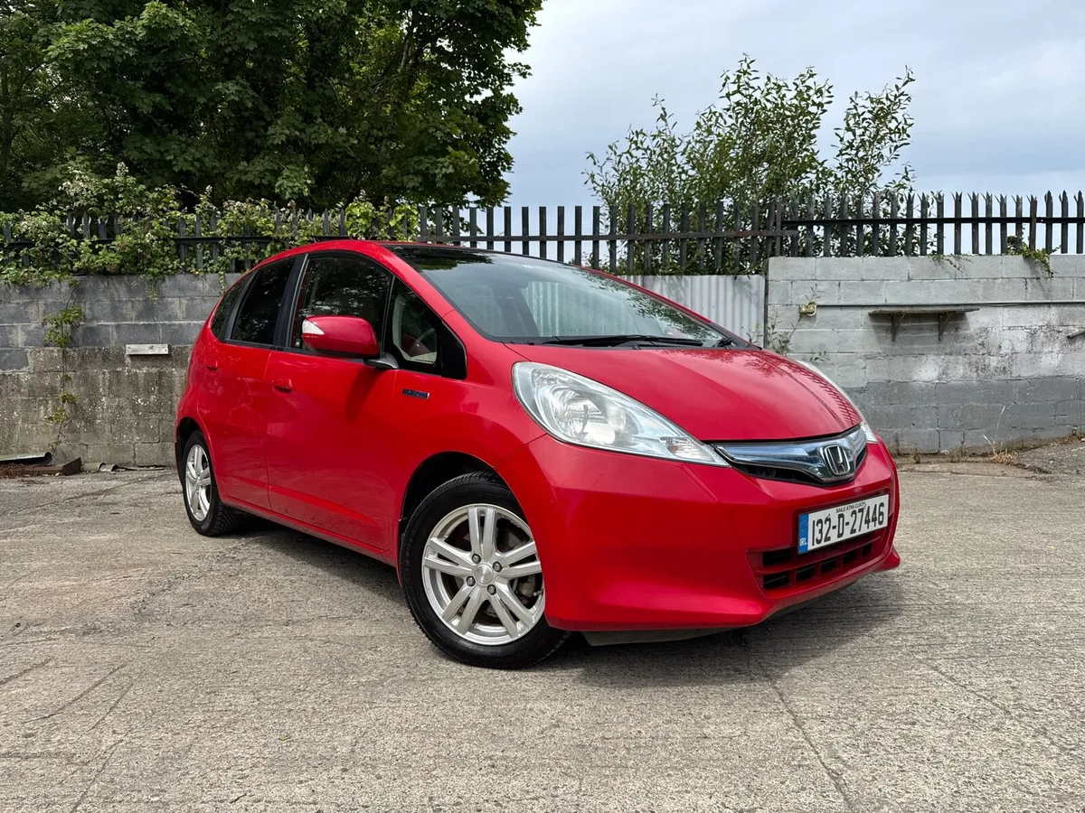 2013 HONDA FIT /JAZZ. 1 YEAR NCT. AUTO 1.3L HYBRID - Image 3