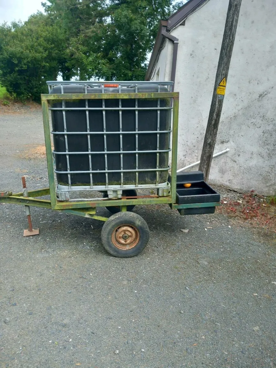 Water tank on wheels with drinker - Image 1