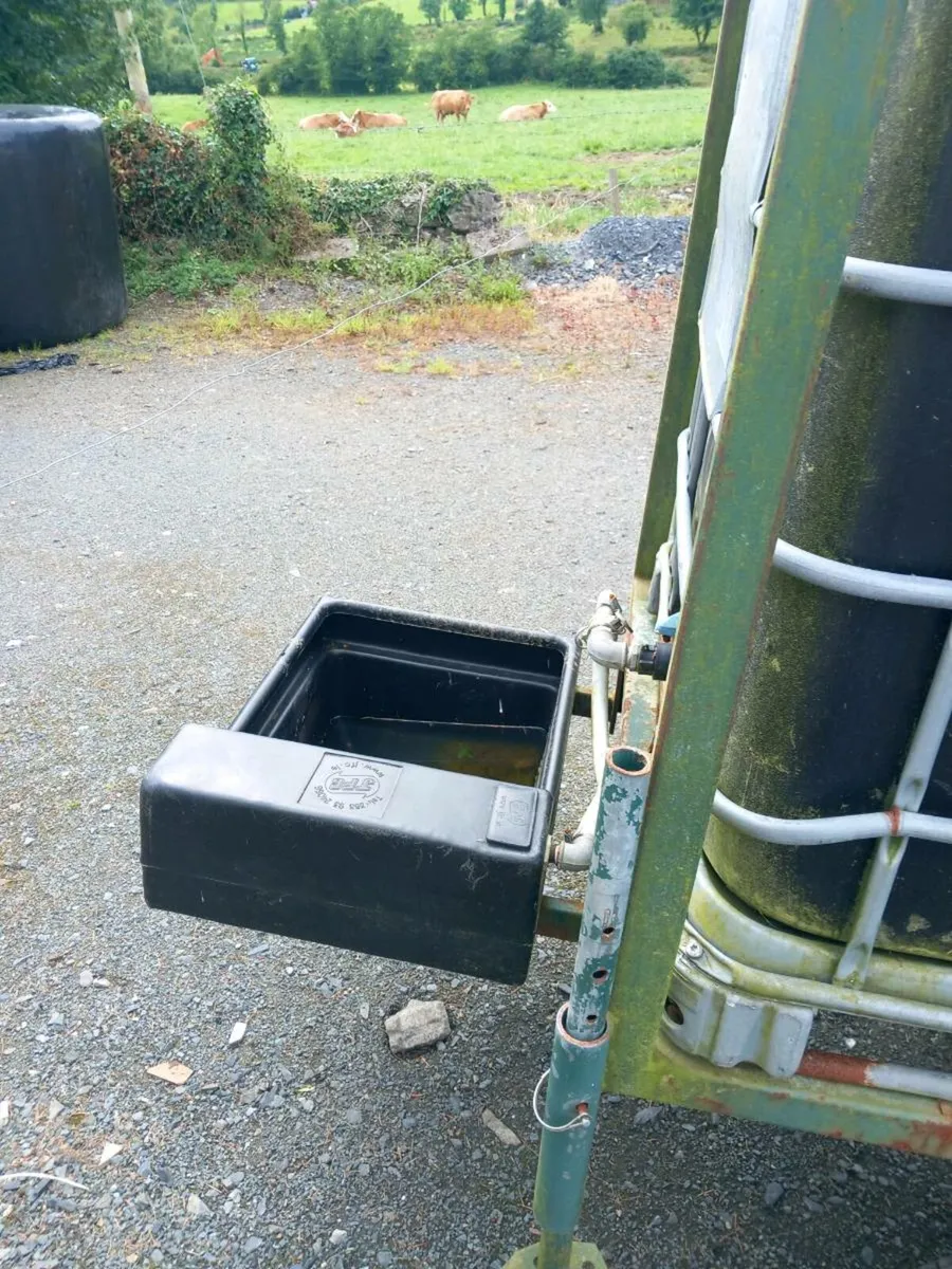 Water tank on wheels with drinker - Image 3