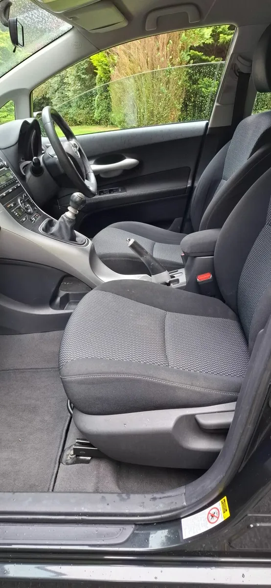 10 Toyota Auris. , low MLS,   Nct 11/25 - Image 3