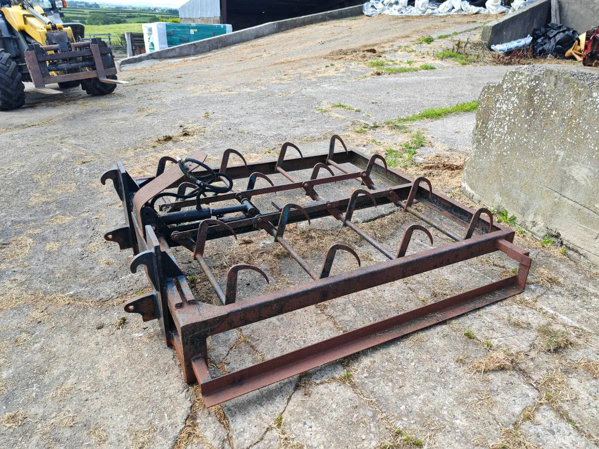 Bale Grab Flat  8  Euro Brackets - Image 3