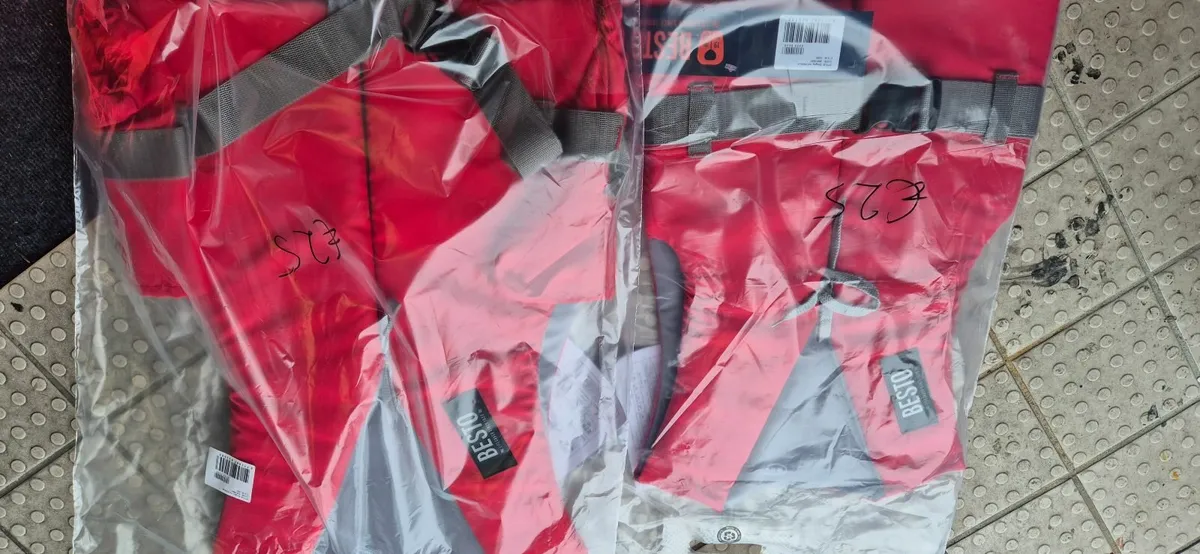 Live vests €25 each large stocks