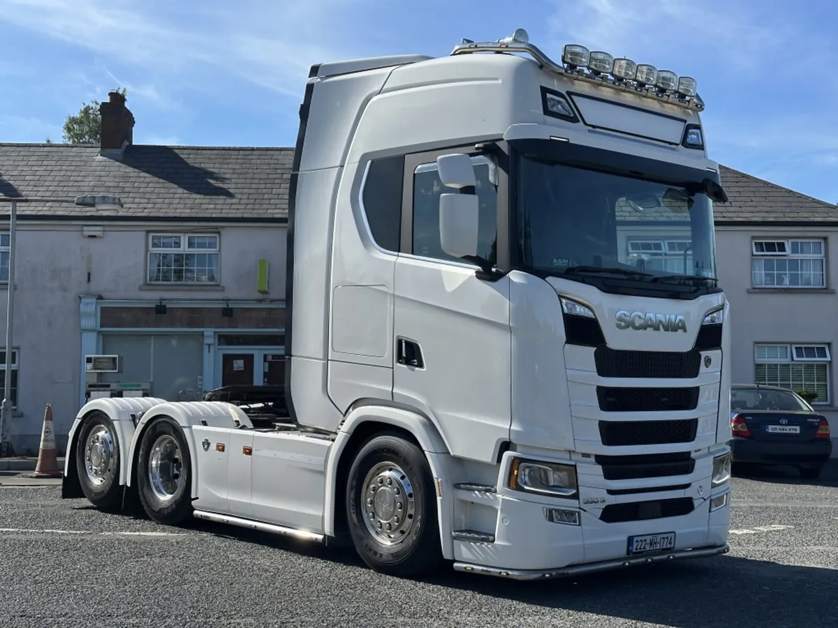 2022 SCANIA 590S 6X2 TAG - Image 1
