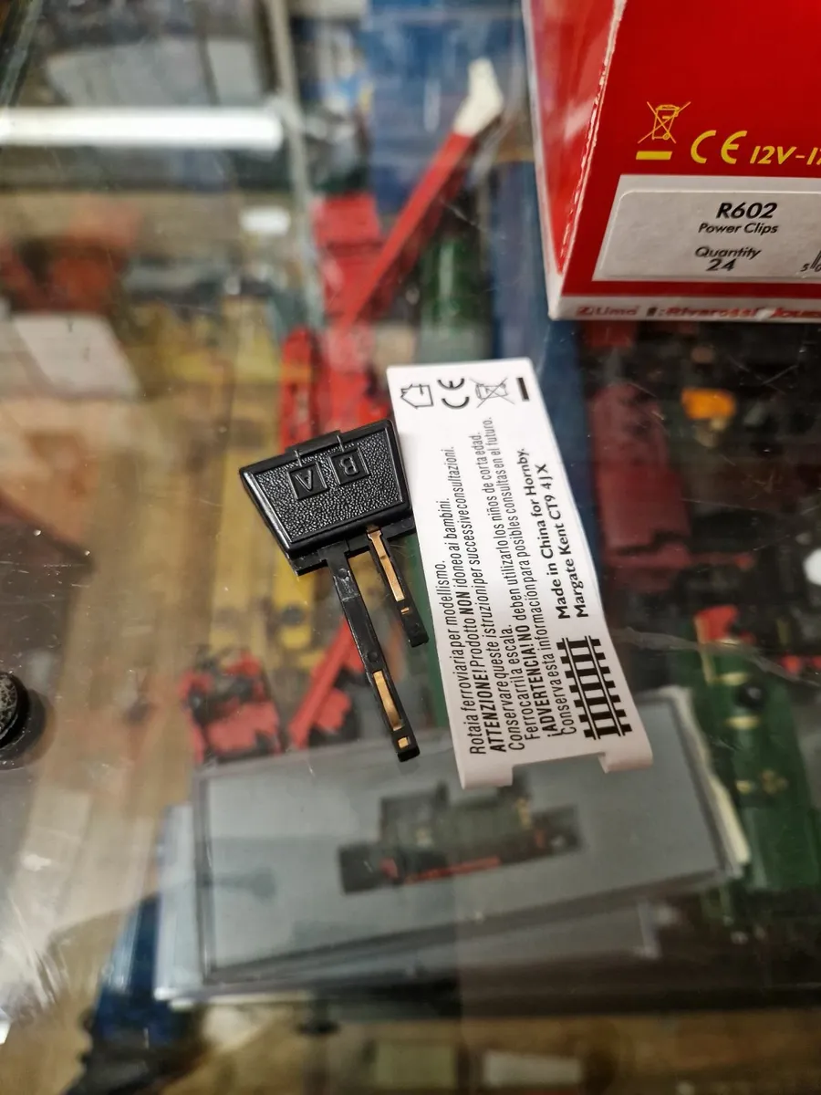 Hornby OO Gauge Power Clip - Image 1