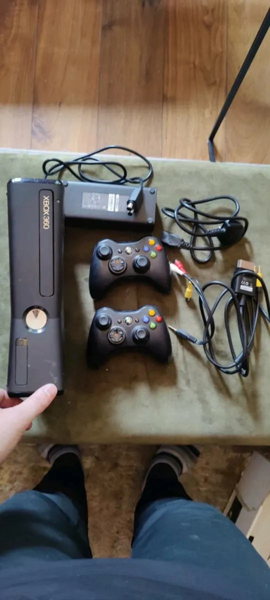 Xbox 360 4GB with controllers and games - Image 2