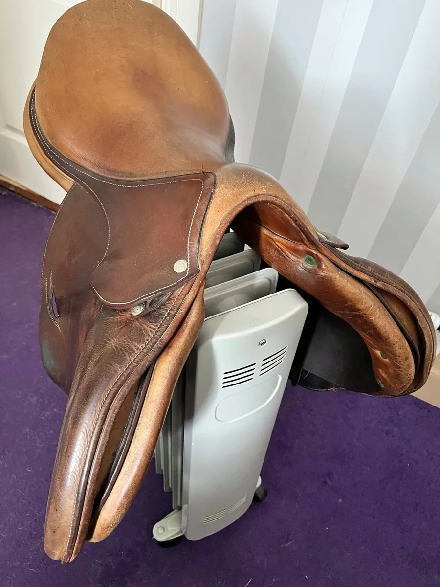 Devoucoux Biarritz 17.5 Jumping Saddle - Image 4